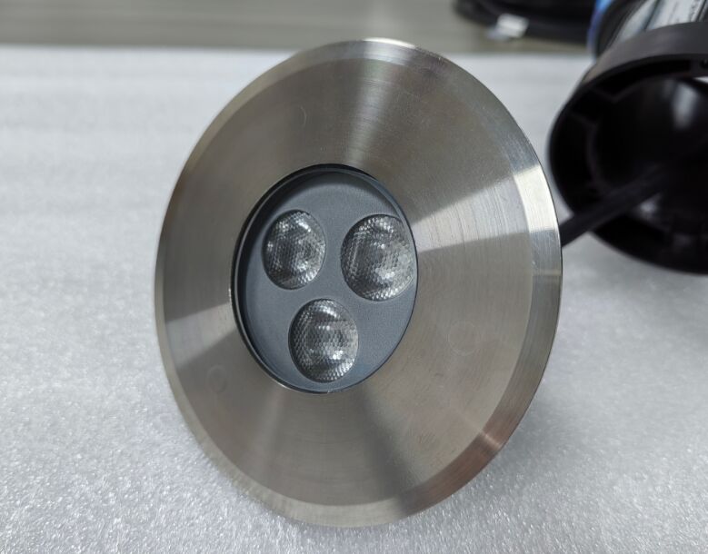 20°C থেকে 45°C তাপমাত্রা পরিসীমা এবং পুল আলোকসজ্জার জন্য ডিজাইন করা 100lmw আলোর দক্ষতা প্রদানকারী ইনসেসিড LED সুইমিং পুল লাইট